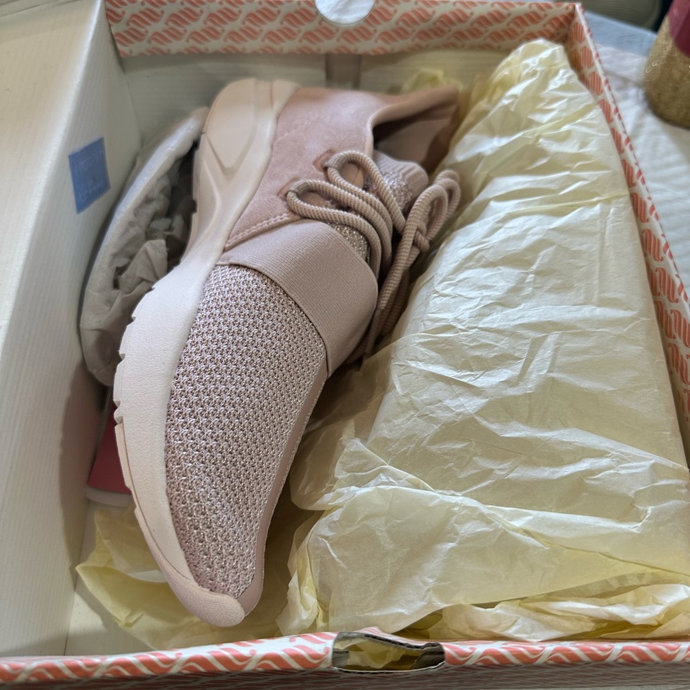 Fabletics tennis shoes size 9.5 brand new still in box